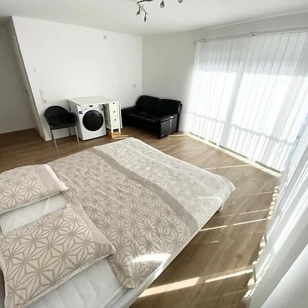 Modern One Bedroom + Bathroom Apartment, 10 Min From Basel Konukevi